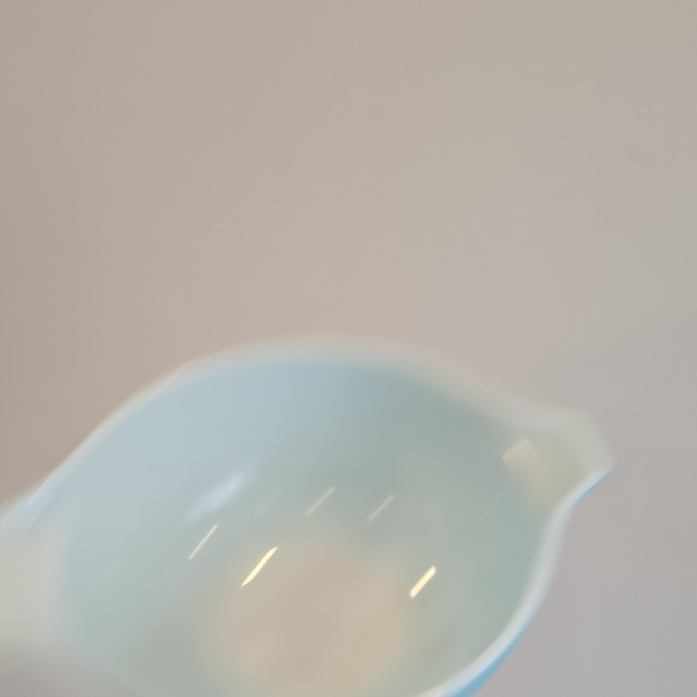 Vintage Pyrex Amish Butterprint Set of 2 Turquoise Cinderella Nesting bowls - Picture 9 of 10